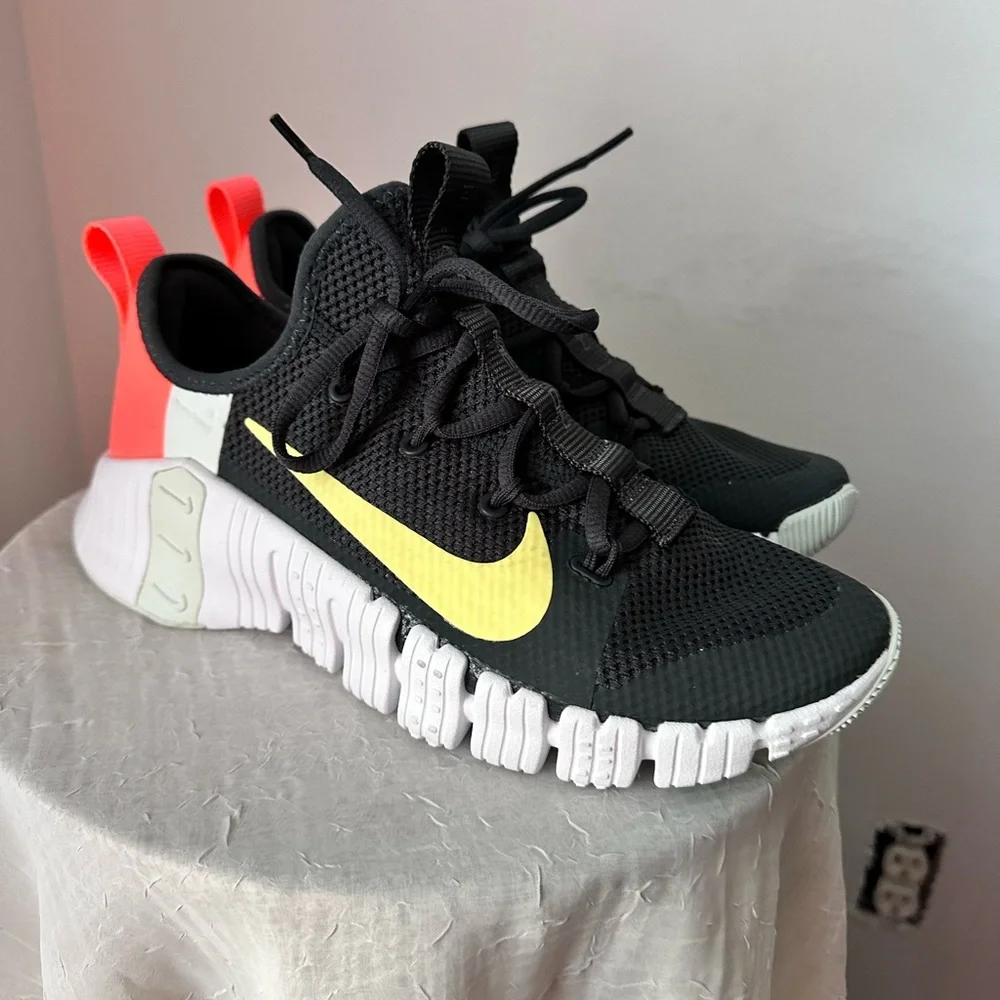 NIKE Colorway: Dark Smoke Grey/Bright Mango/Barely/Green/Light Zitron size 8.5 - Picture 5 of 13